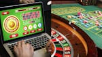 Cazinourile online vs sălile de joc: Cine plătește mai repede?