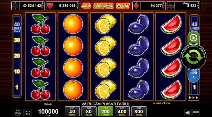 Pe ecran se vede o captură de ecran a jocului slot online 40 Super Hot. Slotul are fundal roșu și simboluri cu fructe clasice: pepeni, struguri, prune, lămâi, portocale și cireșe. Jocul are 40 linii de plată și jackpot progresiv.