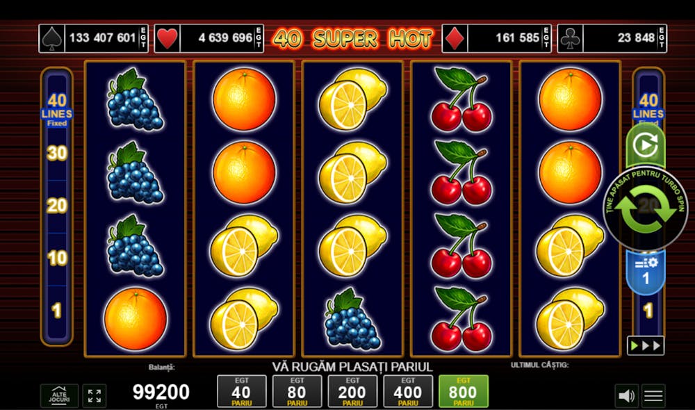 Imaginea prezintă un joc de păcănele online cu fructe ca la aparate numit 40 Super Hot cu role decorate cu fructe clasice precum struguri, cireșe, portocale, lămâi și fructe de pădure.