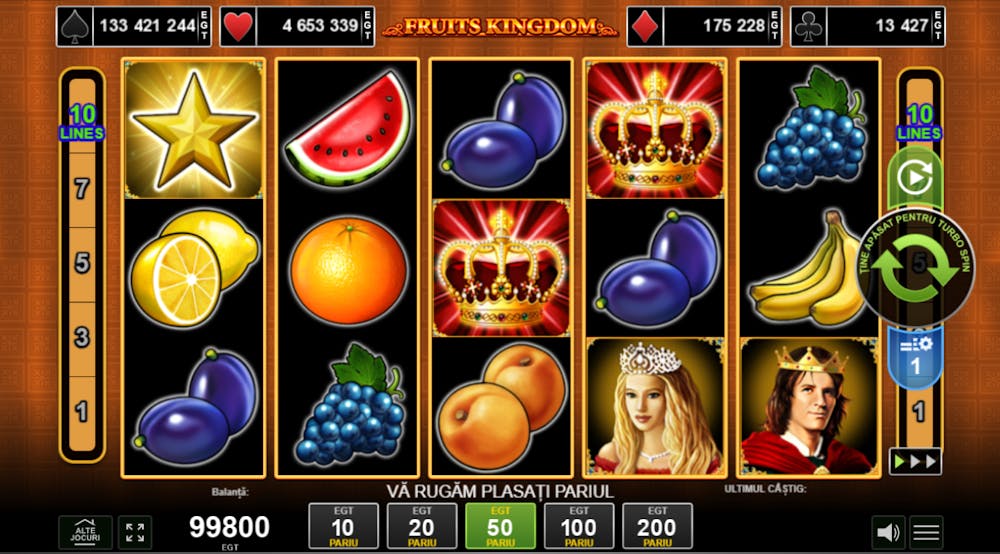 Simboluri mixe în jocul de păcănele cu fructe Fruit Kingdom. În această imagine sunt struguri, pepeni, prune, piersici, banane, coroane, stele, regi și regine.