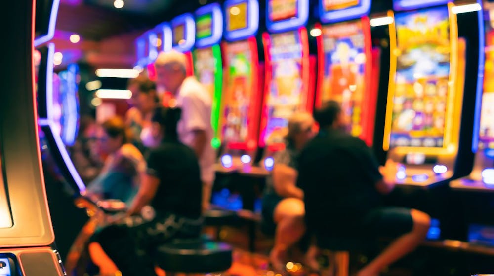 Încă o restricție vizează industria jocurilor de noroc: Propunere de interzicere păcănele în mall-uri