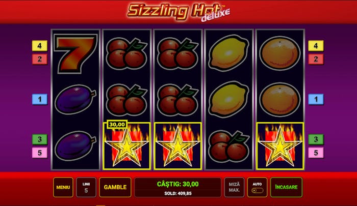 Pe ecran avem o imagine din jocul ca la aparate Sizzling Hot Deluxe. Fructele suculente precum pepeni, struguri și cireșe cad pe cele 20 de linii de plată. Simbolurile clasice, printre care șeptarii norocoși sau cele 3 steluțe scatter, completează atmosfera încinsă a jocului.