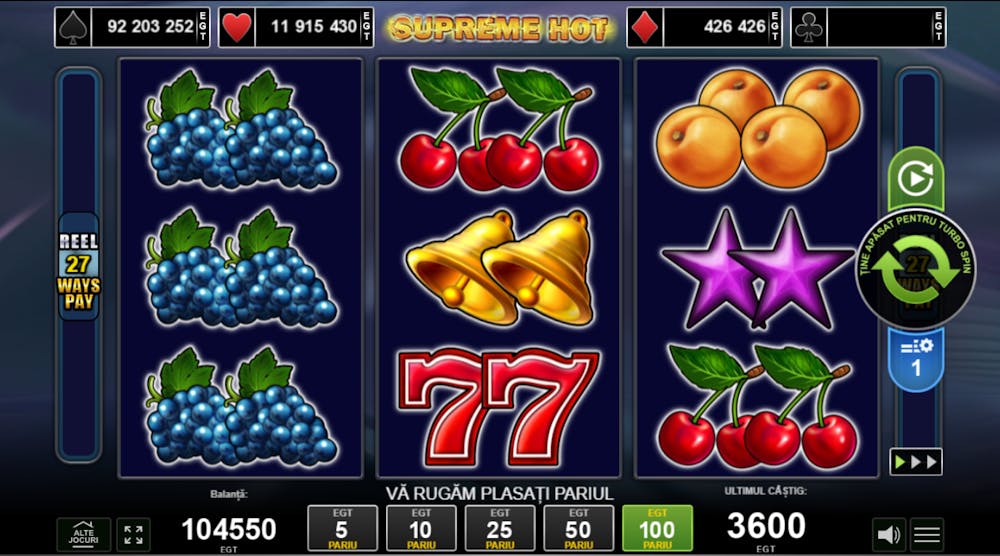 Ecranul acestui slot machine online prezintă o tematică clasică cu șeptari și fructe. Deși este un joc cu șeptari roșii sunt introduse și simboluri clasice cu fructe, steluțe, clopoței. În partea de sus a ecranului se află sigla jocului, Supreme Hot, scrisă cu litere aurii, cursive pe un fundal albastru.